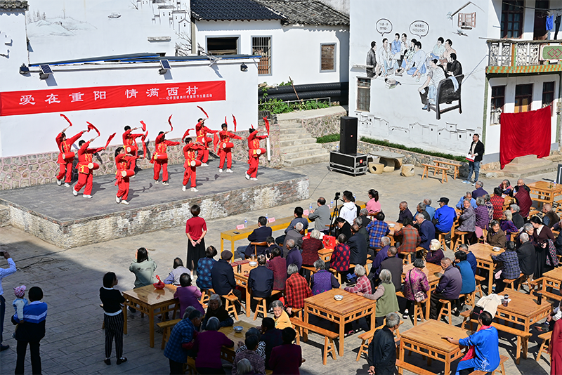 愛(ài)在重陽(yáng)，情滿西村